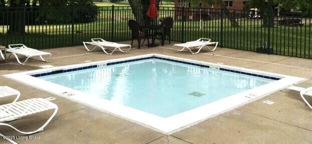 116 N Howard St, Bardstown, KY 40004 - community pool with a patio area