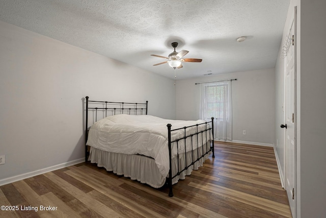 606 Lone Oak Rd, Clarkson, KY 42726 - bedroom featuring wood finished floors, a textured ceiling, and a ceiling fan
