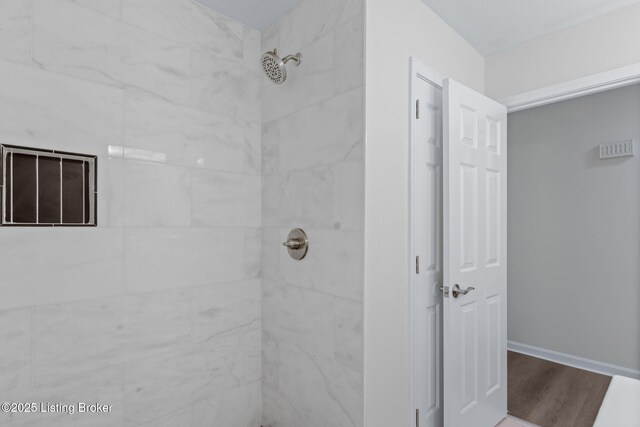 5515 Hempstead Rd, Louisville, KY 40207 - bathroom featuring tiled shower and wood finished floors