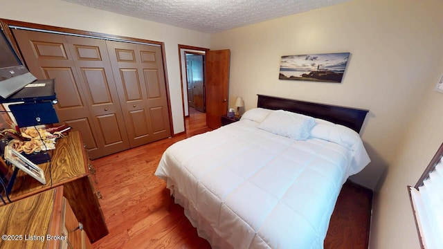 2149 Shrewsbury Rd, Leitchfield, KY 42754 - bedroom featuring light wood finished floors, a closet, and a textured ceiling
