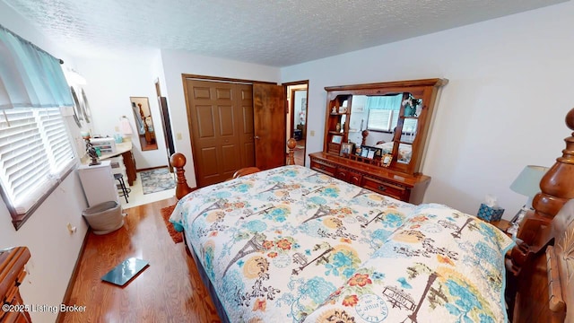 2149 Shrewsbury Rd, Leitchfield, KY 42754 - bedroom featuring wood finished floors, a closet, and a textured ceiling