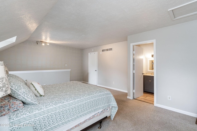 10757 Colonial Woods Ct, Louisville, KY 40023 - bedroom featuring carpet, a textured ceiling, vaulted ceiling, and ensuite bath