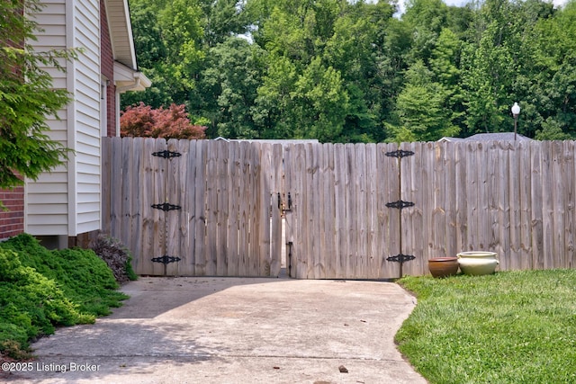 11208 Hasbrook Ct, Louisville, KY 40229 - view of gate