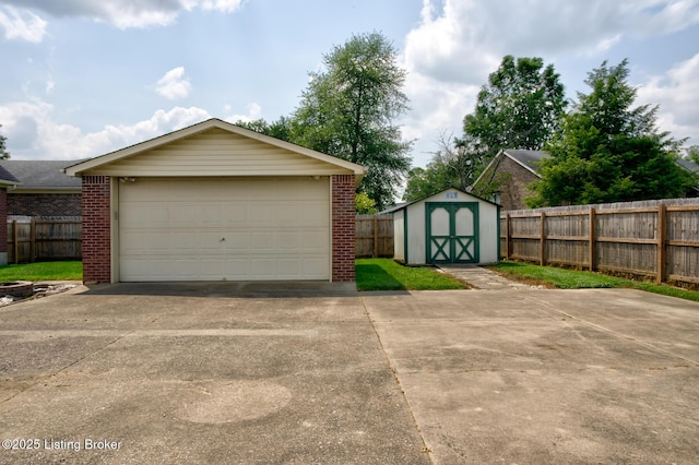 11208 Hasbrook Ct, Louisville, KY 40229 - detached garage with a shed