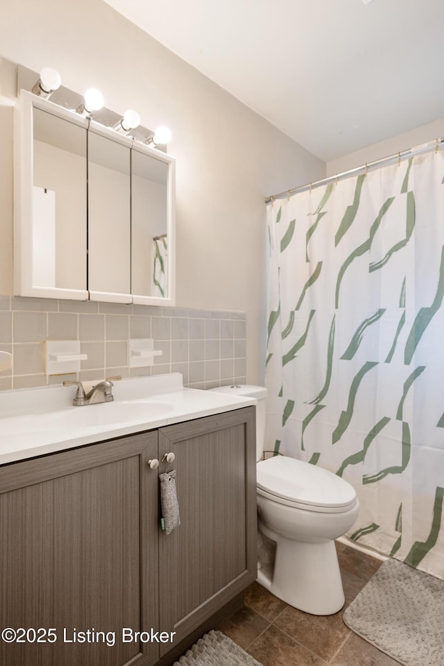 1833 Farnsley Rd, Louisville, KY 40216 - full bath with vanity, backsplash, and curtained shower