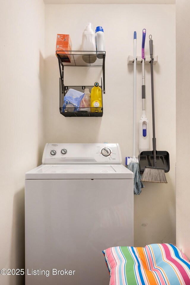 1833 Farnsley Rd, Louisville, KY 40216 - laundry room featuring washer / clothes dryer