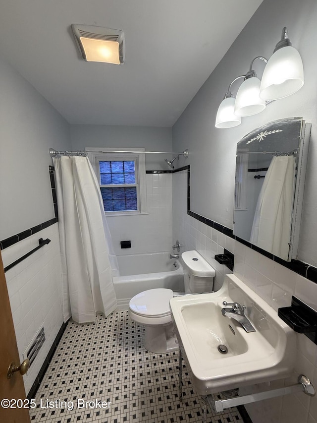 230 Tyne Rd, Louisville, KY 40207 - full bath featuring tile walls, wainscoting, and shower / bath combo