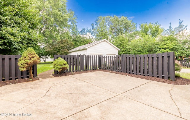 8613 Whipps Bend Rd, Bellemeade, KY 40222 - view of patio with view of wooded area