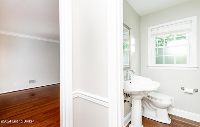 8613 Whipps Bend Rd, Bellemeade, KY 40222 - bathroom with wood finished floors and crown molding