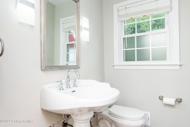 8613 Whipps Bend Rd, Bellemeade, KY 40222 - bathroom featuring toilet