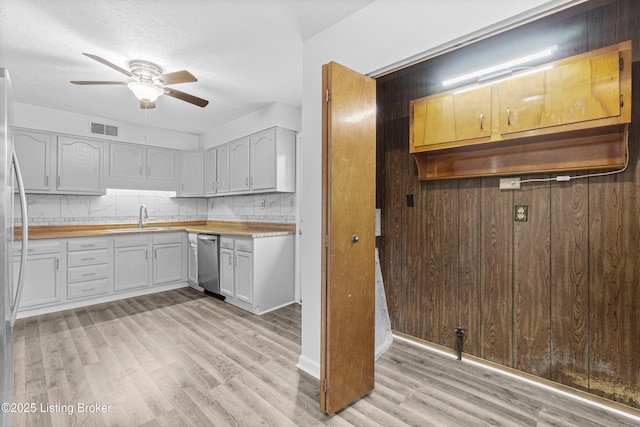 6325 Hackberry Way, Louisville, KY 40229 - kitchen with stainless steel appliances, light wood-style flooring, a ceiling fan, light countertops, and decorative backsplash