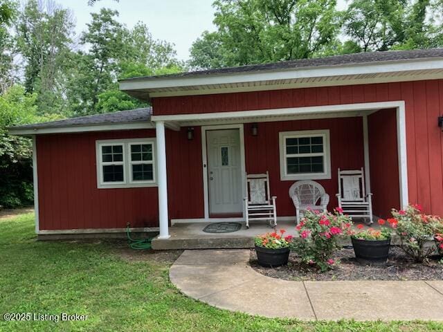 1102 W Hebron Ln, Shepherdsville, KY 40165 - bungalow-style home with a porch and a front yard