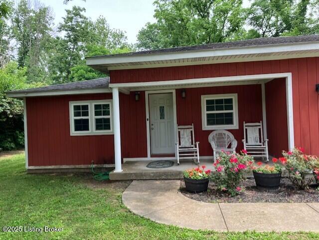 1102 W Hebron Ln, Shepherdsville, KY 40165 - bungalow with covered porch and a front yard