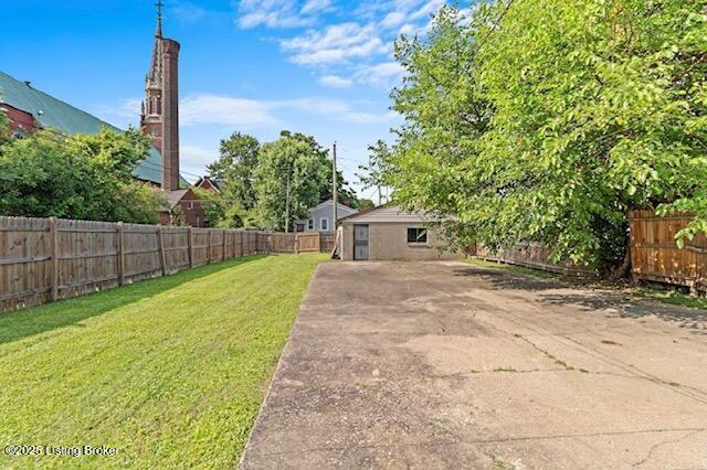 2215 W Jefferson St, Louisville, KY 40212 - view of fenced backyard