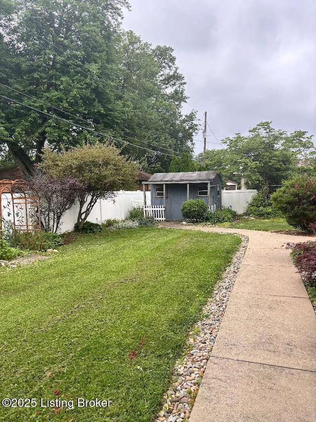 2707 Sharon Way, Louisville, KY 40220 - view of yard featuring an outbuilding