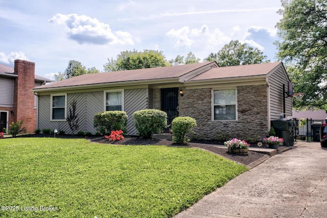 4606 Haeringdon Dr, Jeffersontown, KY 40299 - view of front of property featuring a front lawn and driveway