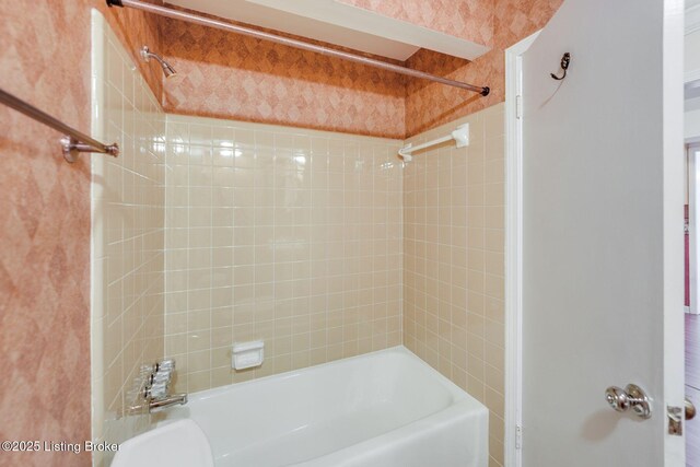 161 Thierman Ln Apt 1E, Louisville, KY 40207 - bathroom with tub / shower combination
