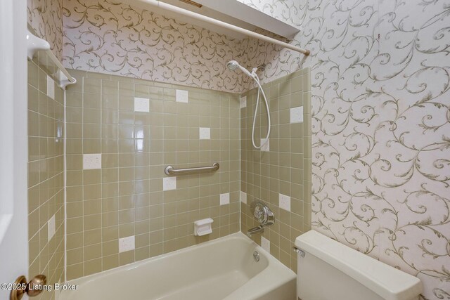 161 Thierman Ln Apt 1E, Louisville, KY 40207 - bathroom featuring tub / shower combination and wallpapered walls