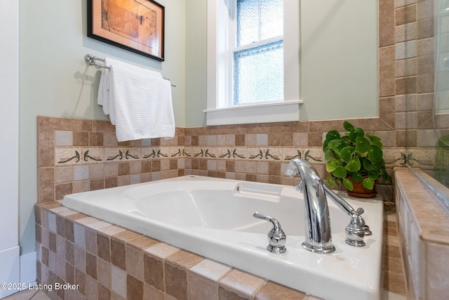 2144 Baringer Ave, Louisville, KY 40204 - full bath featuring a bath