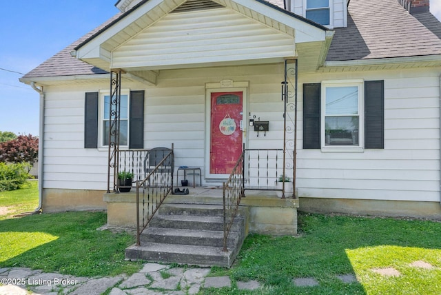 101 Bond St, Lawrenceburg, KY 40342 - bungalow-style house featuring a shingled roof, a front yard, and covered porch