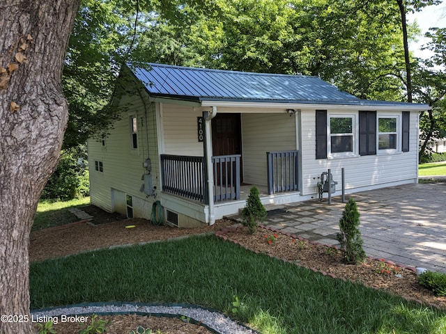 4100 Puppers Ct, Louisville, KY 40213 - bungalow-style house featuring a porch and a metal roof