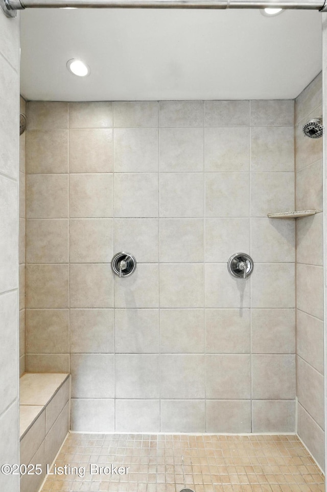 335 Ridgeway Ave, Louisville, KY 40207 - bathroom with tiled shower and recessed lighting