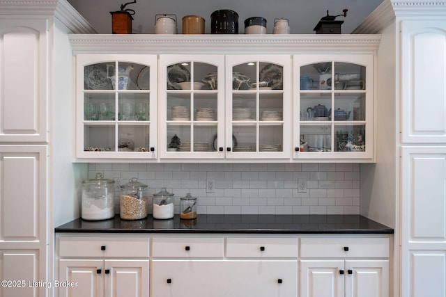 12812 Ridgemoor Dr, Prospect, KY 40059 - bar area featuring tasteful backsplash