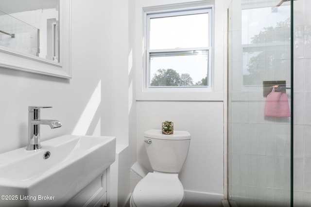 523 Fenley Ave, Louisville, KY 40222 - full bathroom with a tile shower and vanity
