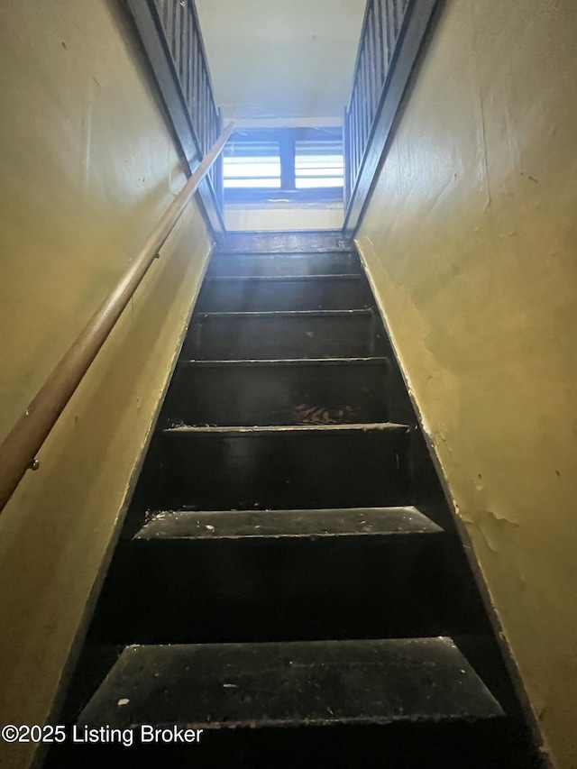 322 N 32nd St, Louisville, KY 40212 - view of staircase