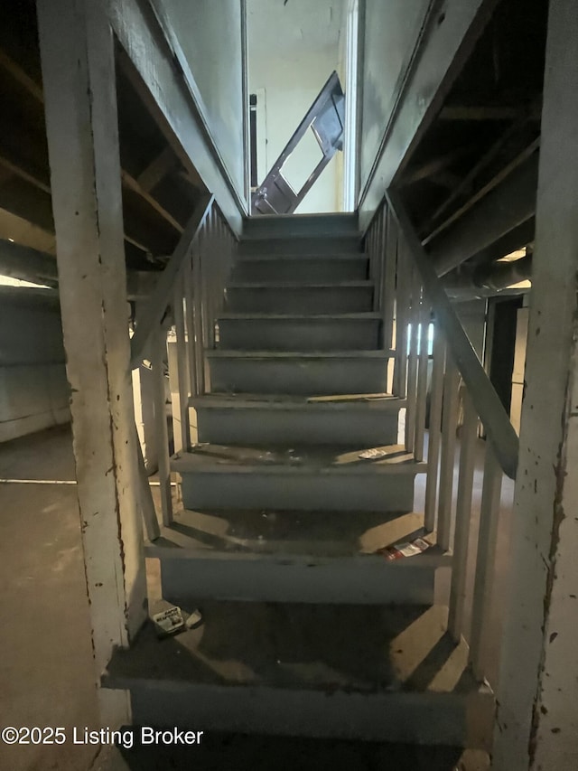 322 N 32nd St, Louisville, KY 40212 - view of staircase