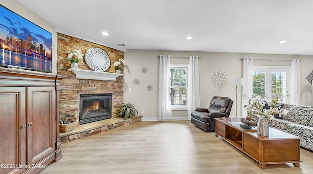 3221 Overlook Ridge Rd, Prospect, KY 40059 - living area featuring healthy amount of natural light, light wood-style flooring, a fireplace, and recessed lighting