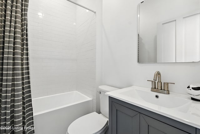143 State St, Louisville, KY 40206 - full bath featuring vanity and shower / tub combo with curtain