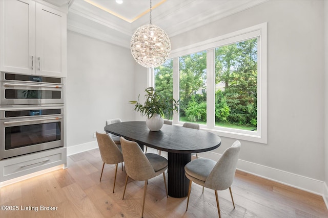 6511 Rosecliff Ct, Prospect, KY 40059 - dining area featuring plenty of natural light, a chandelier, light wood finished floors, and ornamental molding