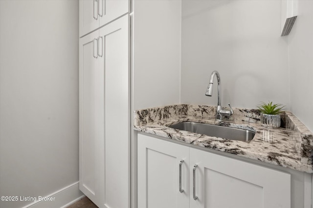 6511 Rosecliff Ct, Prospect, KY 40059 - bar area with a sink and baseboards