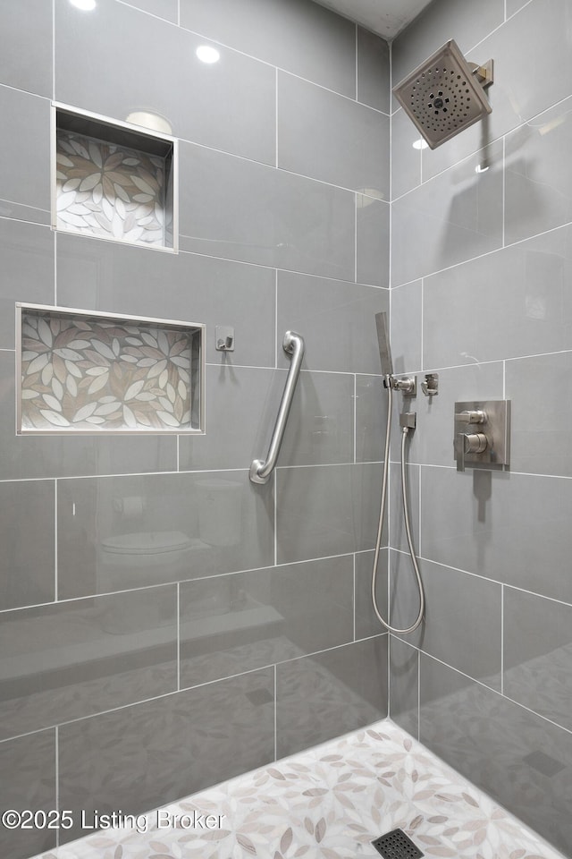 6503 Deep Creek Dr Unit 1, Prospect, KY 40059 - full bathroom featuring tiled shower