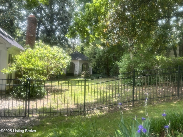 5612 Apache Rd, Louisville, KY 40207 - view of yard