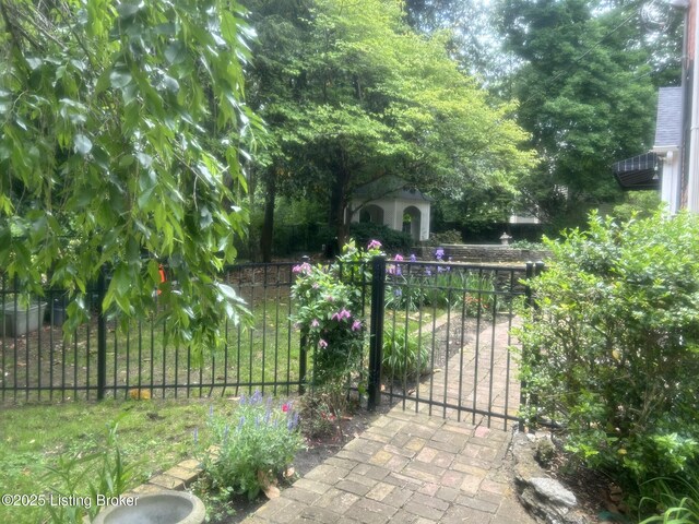 5612 Apache Rd, Louisville, KY 40207 - view of gate