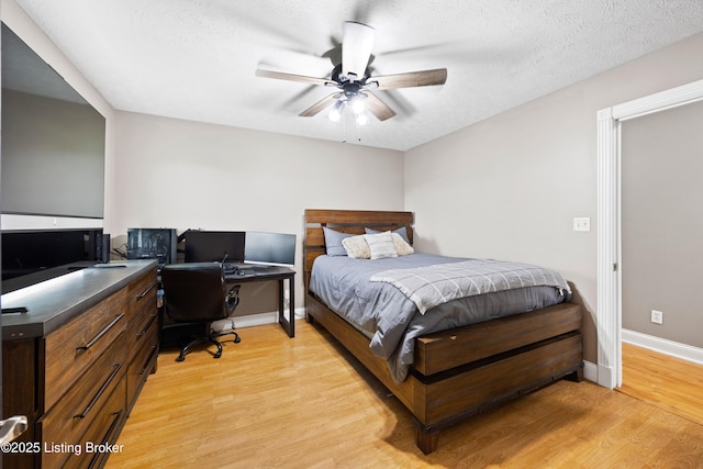 192 Loretto Rd, Springfield, KY 40069 - bedroom featuring light wood-type flooring, a textured ceiling, a desk, and ceiling fan