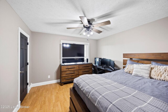 192 Loretto Rd, Springfield, KY 40069 - bedroom featuring light wood-style floors, a textured ceiling, and ceiling fan