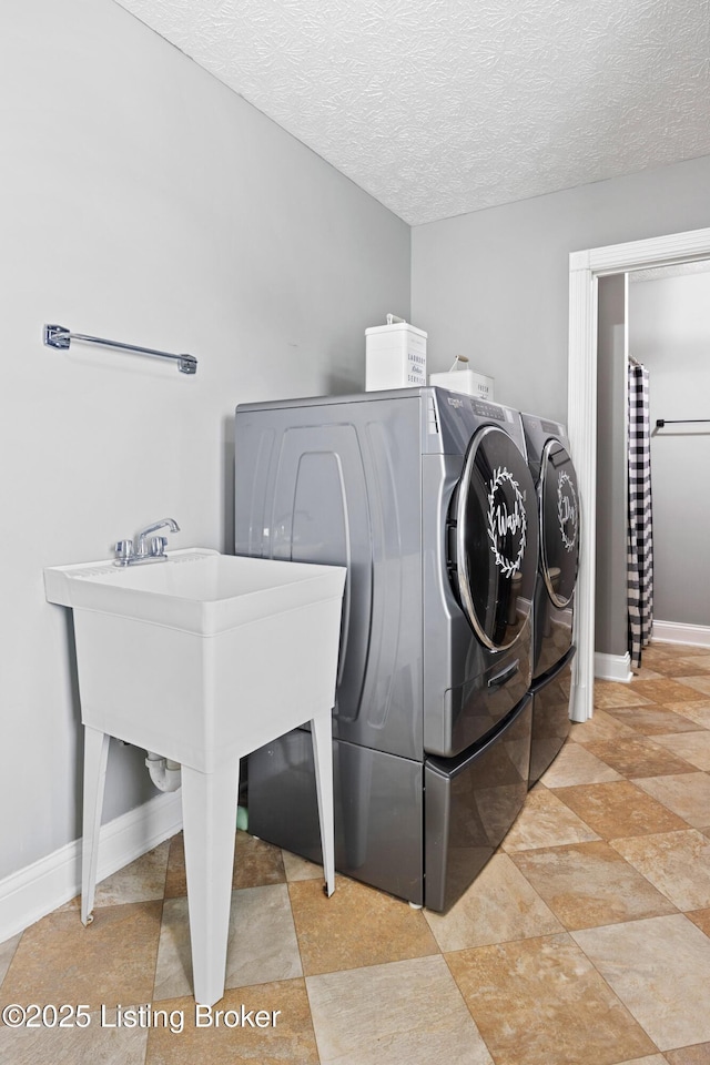 192 Loretto Rd, Springfield, KY 40069 - washroom with washing machine and clothes dryer and a textured ceiling