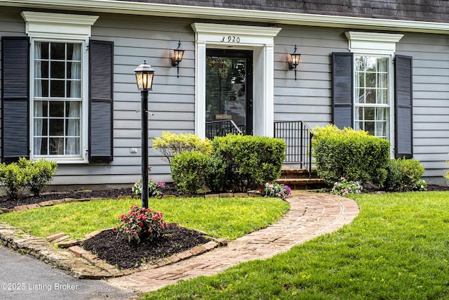 3920 Elfin Ave, Louisville, KY 40207 - doorway to property with a yard