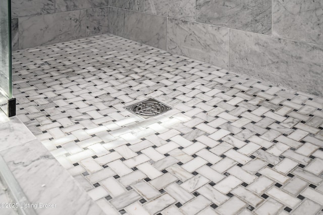 3920 Elfin Ave, Louisville, KY 40207 - bathroom view of tiled shower