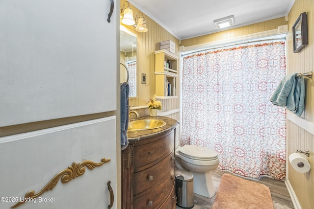 917 Scaffold Cane Rd, Berea, KY 40403 - bathroom with vanity, wood finished floors, curtained shower, and ornamental molding