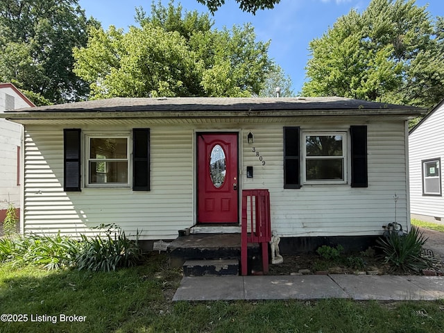 3809 Algonquin Pkwy, Louisville, KY 40211 - bungalow-style home featuring a shingled roof