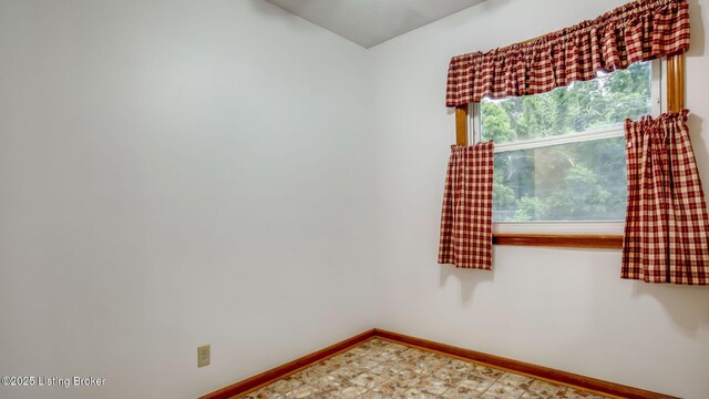 6917 Triangle Dr, Louisville, KY 40214 - photo 9