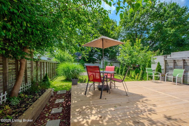 129 E Park Pl, Jeffersonville, IN 47130 - fenced backyard featuring outdoor dining area and a deck