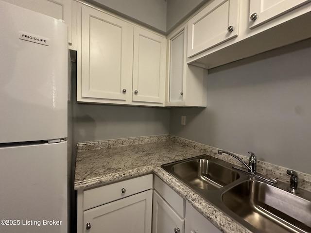 7070 Wildwood Cir Unit 154, Louisville, KY 40291 - kitchen featuring freestanding refrigerator, white cabinetry, and light countertops