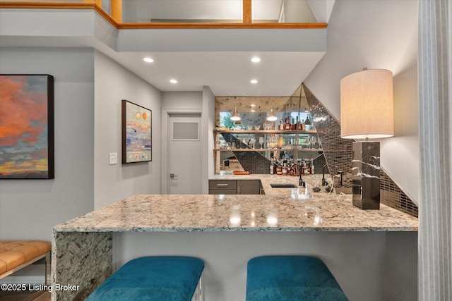 1430 Oakmont Ct, Shelbyville, KY 40065 - indoor wet bar featuring tasteful backsplash and recessed lighting