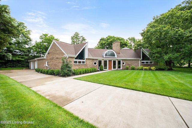 1430 Oakmont Ct, Shelbyville, KY 40065 - view of front facade featuring a front lawn, driveway, a chimney, and brick siding