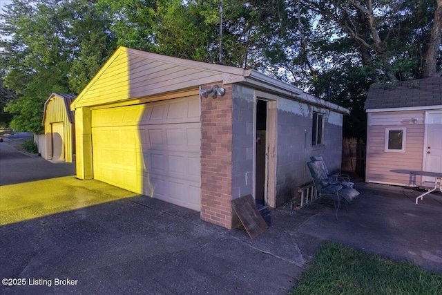 5709 Midnight Ln, Louisville, KY 40229 - view of detached garage